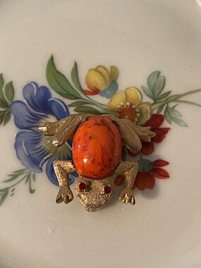 Vintage Les Bernard Gold Tone Faux Carnelian Jelly Belly Frog Brooch